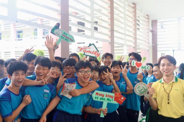 Bên cạnh các phần chia sẻ và tư vấn định hướng, chương trình còn mang đến không khí sôi động với nhiều trò chơi minigame tương tác, thu hút đông đảo học sinh tham gia.